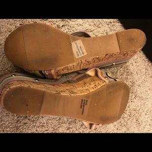 Lulus 8.5 platform sandals with elastic straps